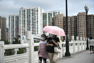 本港预测大致多云，间中有骤雨及几阵狂风雷暴。