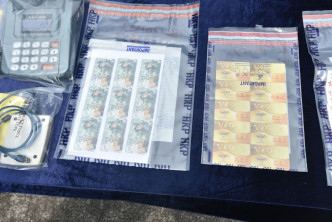 警方檢獲一批遊戲點數卡，約18000元賭款等。楊偉亨攝