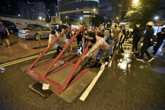 示威者用路牌、铁马及杂物等架设路障。