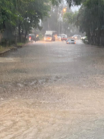北區馬路水浸。網民
Wing Wu圖片
