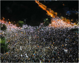 在首都布加勒斯特便有多达5万至8万人参加示威。AP
