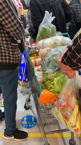 民众抢购的食物包括蔬菜及白米等。 （网上图片）