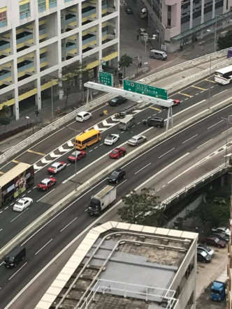 七人車與客貨車相撞，網民Yiu Mung圖片‎