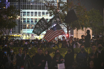 现场有人挥动「光复香港时代革命」旗帜