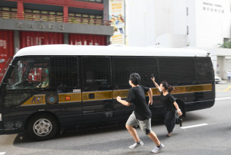 被告陈景僖囚车驶离。