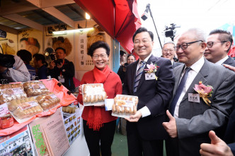 林郑月娥约花2500元购买零食、腊味和子面食等本港制造产品。