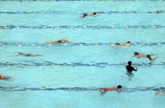 泳池重開第二日，市民繼續到泳池游泳。