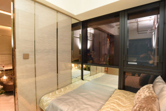 睡房分别用金丝镜以不同图案皮艺牀背。（18楼A室）