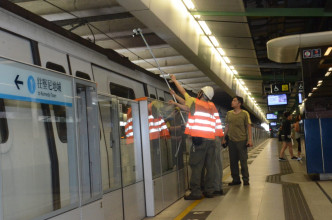 柴灣站有人闖路軌，列車服務一度受阻。