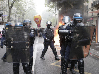 巴黎警方施放催泪弹驱散，约30人被捕。AP图片