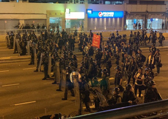 警方在沙田鄉事會路出動紅旗。網民圖片