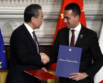 中国外长王毅与意国副总理Luigi Di Maio握手。AP