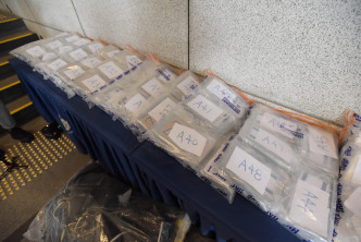 行動中，警方撿獲63.7公斤懷疑可卡因，市值約7,490萬元。