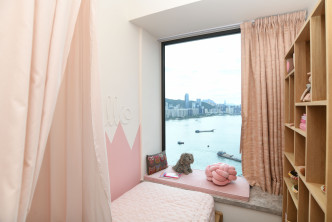 儿童睡房以粉色为主调，墙身有山形图案点缀。