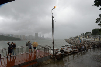 本港下午開始出現狂風大雨。