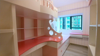 睡房以粉色及白色城堡為設計主題，並善用窗台位置造有書枱。
