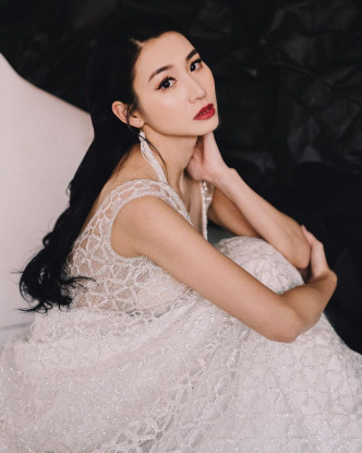 Xenia因晒出婚紗照，引網友猜測她將結婚！