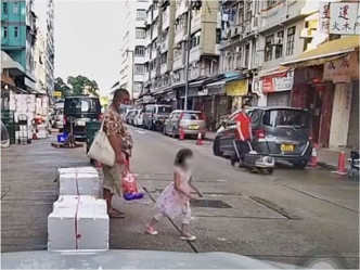 女童因心急赶上母亲而没留意有的士驶至。网图