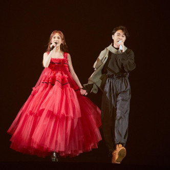 青峰上月在杨丞琳的巡唱即兴将《年轮说》改编成《黑轮说》。