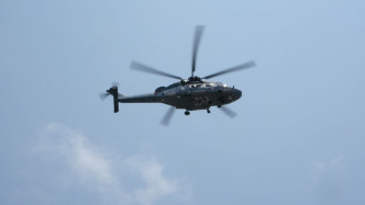 男子由直升机送往东区医院治理。