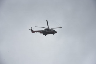 飛行服務隊直升機到場協助搜索。 梁國峰攝