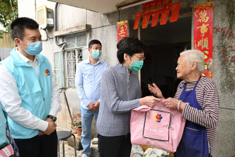 林鄭月娥探訪居住在流浮山鄉村的長者，並派發內附口罩的防疫包給她。新聞處圖片