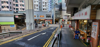 女子行经港铁香港大学站B2出口对开时，被一部航拍机击中头部。 杨伟亨摄