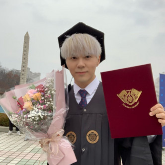 细猫在韩国读咗七年书终于毕业。