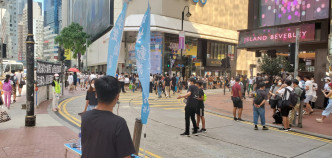 「学生动源」在铜锣湾街头摆设街站，派发传单。