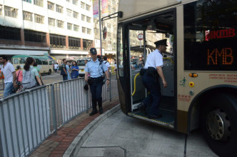 警员登上巴士调查。蔡楚辉摄