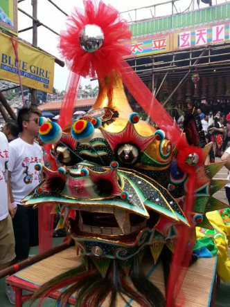 3场彩灯会均安排丰富的节目让市民参与，包括由本地工艺师傅示范传统手工艺「麒麟扎作」。政府新闻处图片