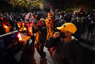 波特蘭有示威者焚燒國旗。AP圖片
