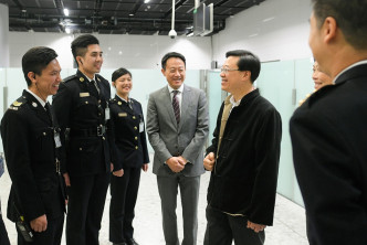 李家超在离境大堂探访香港海关的当值人员。新闻处