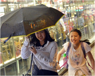 明日多云，间中有骤雨及有几阵狂风雷暴，稍后雨势有时颇大。