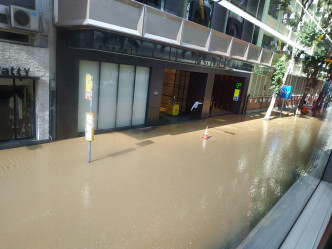 行人路被水淹没。香港突发事故报料FB/网民Polly Cheng‎图