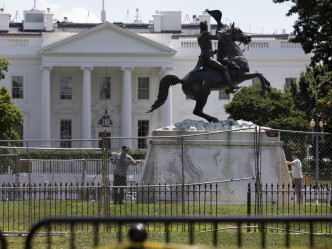 前总统杰克逊的雕像差点被示威拆掉。AP