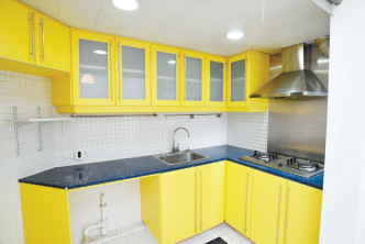 厨房用色鲜明活泼，收纳空间亦充裕。