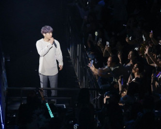 EXO灿烈走近观众席跟粉丝接近距离。