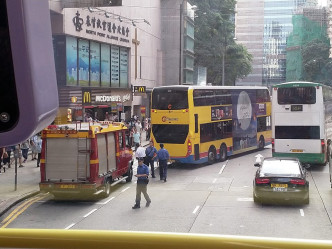 巴士與消防車相撞。突發事故報料區網民JY Yeung‎圖片