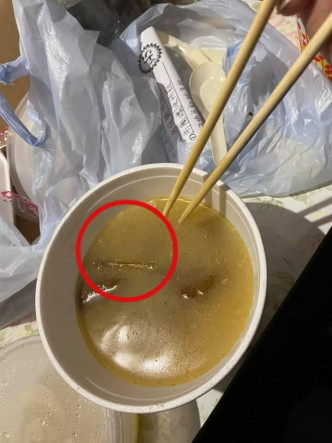 浸在碗内的针头（红圈示）骤眼看，还以为是配菜。Rain Yu图片