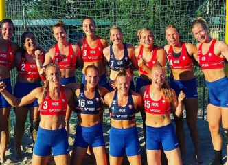 挪威女子沙滩手球队穿短裤参加欧洲比赛。