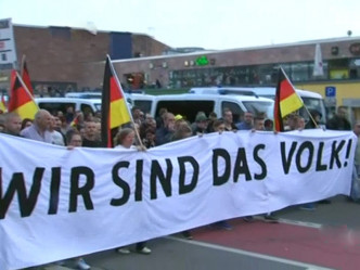 德国再有民众与中东移民发生冲突，引发极右极右分子及反法西斯组织上街游行。(网图)