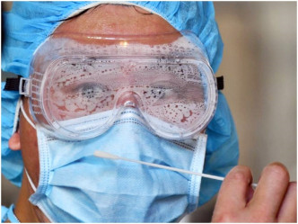 醫護人員會採集市民的鼻腔及咽喉合併拭子樣本。資料圖片