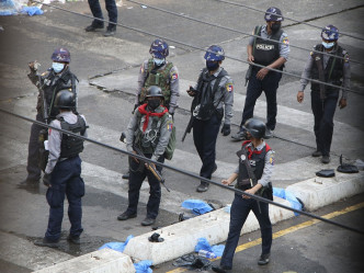 军警再开枪镇压示威者。AP