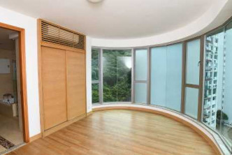 主人房設有弧型玻璃窗，可欣賞180度景致。