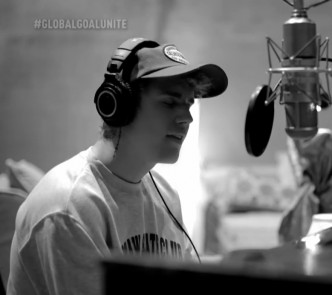 小Justin預先在錄音室拍下黑白演唱片段。