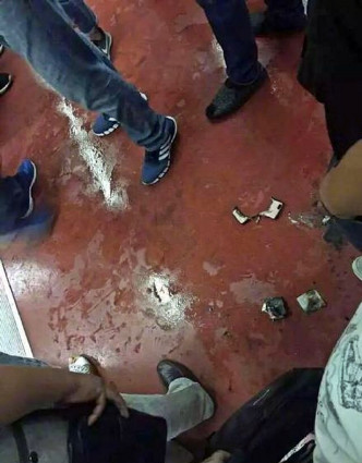 北京地铁「尿袋」冒烟，乘客慌忙逃生。网图