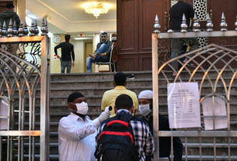 清真寺加強防疫措施。