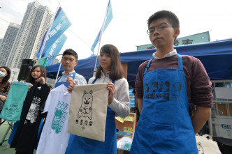 「香港眾志」在維園開設攤檔。