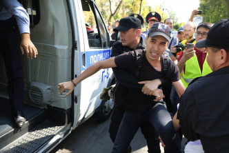 多名示威者被捕。AP
